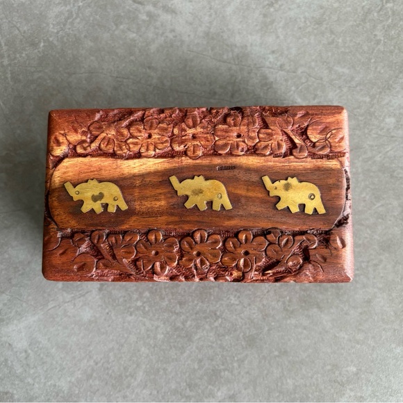 Hand carved Rosewood box, keepsake, treasure box adorned with 3 Elephants - Picture 1 of 12